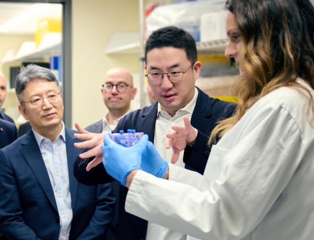 구광모 LG그룹 회장이 2023년 8월 21일 미국 보스턴에 있는 바이오 기업 다나파버를 방문해 항암 기능을 강화한 세포를 선별하는 과정에 대해 듣고 있다. 사진=LG