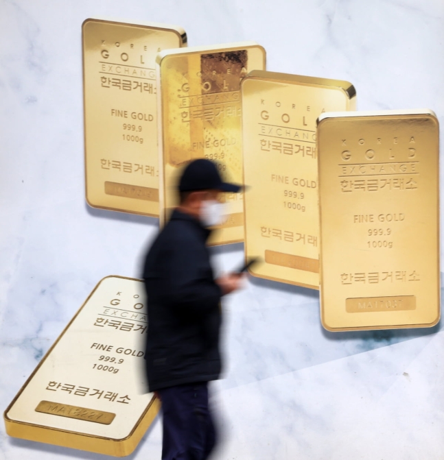 중동지역 지정학적 위험으로 국제 금값이 온스당 2400달러를 돌파해 사상 최고치를 기록하고있는 4월 21일 시민들이 서울 종로 귀금속거리를 지나고 있다. 사진=한국경제신문