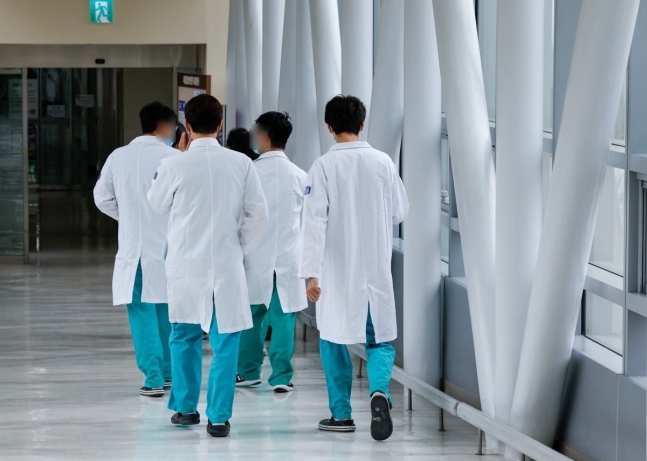 서울 시내 대학 병원에서 의료진들이 이동하고 있다. 사진=뉴스1