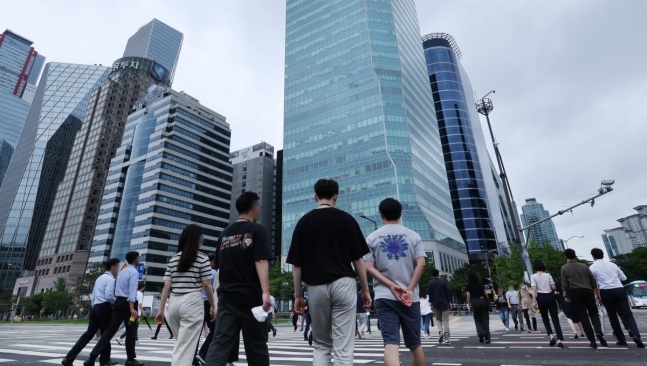 서울 여의도에서 점심식사를 마친 직장인들이 일터를 향해 걸어가고 있다. 사진=한국경제신문