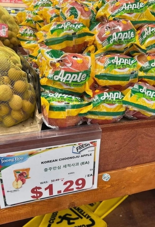 충주 사과가 미국 마트에서 1개당 2.48달러(약 3400원)에서 할인된 가격인 1.29달러(약 1760원)에 판매되고 있는 모습.  사진=온라인 커뮤니티