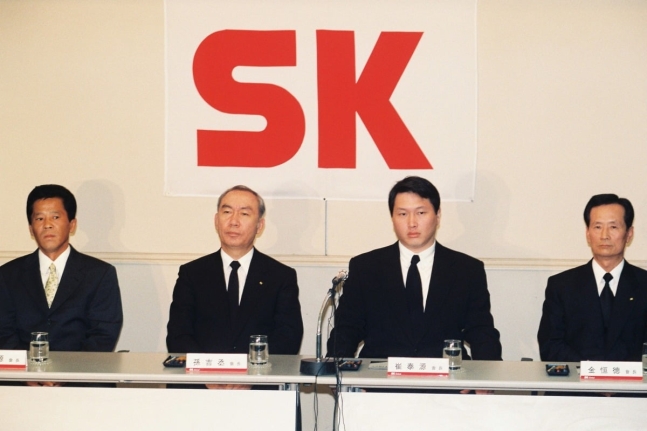 1998년 9월 1일 SK는 최태원 회장을 SK(주) 대표이사 회장으로 선임했다. 사진=한국경제신문