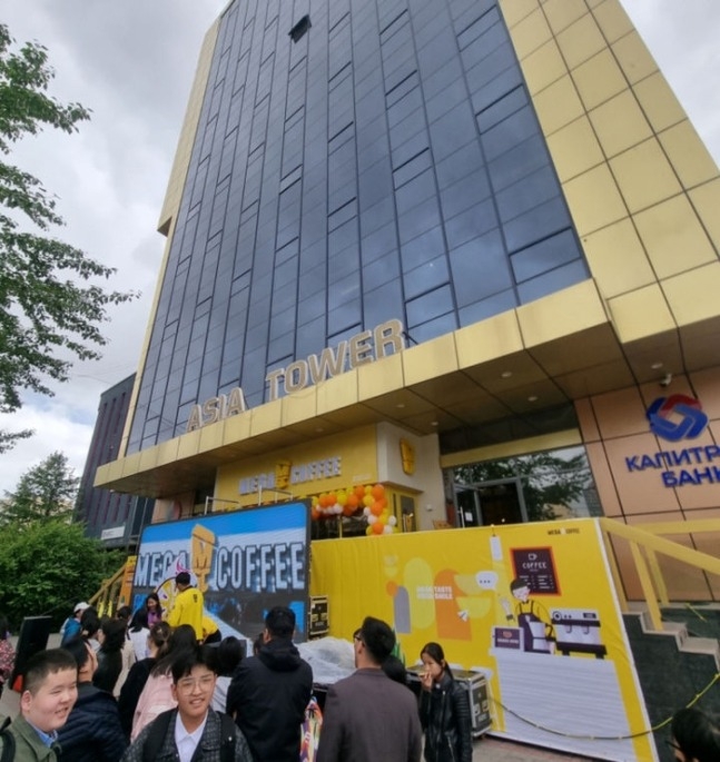 메가커피는 5월 30일 몽골 울란바토르 시내에 몽골 1호점을 오픈했다.  사진=메가커피 제공