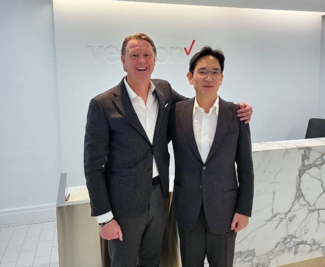 2021년 11월 버라이즌 본사를 방문한 이재용 삼성전자 회장과 한스 베스트베리 CEO가 기념촬영을 하는 모습. 사진=삼성전자
