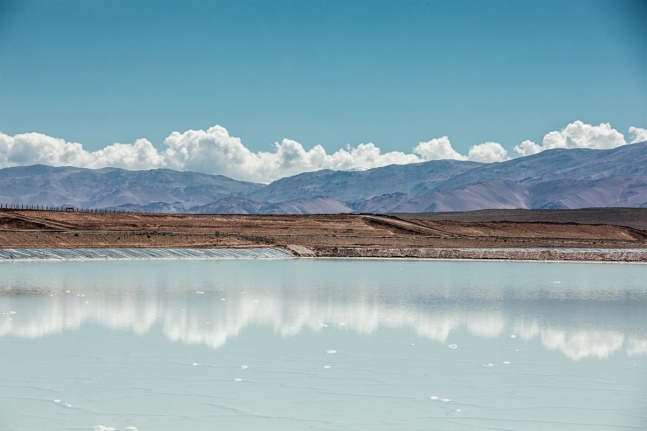 아르헨티나 옴브레 무에르토(Hombre Muerto) 염호에서 뽑아올린 리튬 염수를 저장하는 포스코그룹의 염수 폰드(pond) 전경. 사진=포스코홀딩스