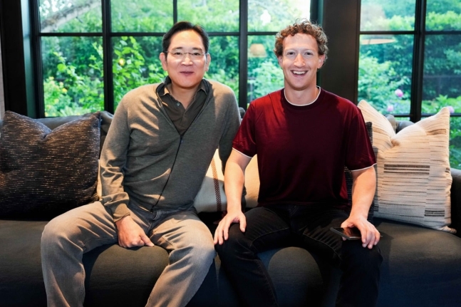 이재용 삼성전자 회장(왼쪽)이 지난 11일 미국 팰로앨토에 있는 마크 저커버그 메타 최고경영자(CEO) 자택을 찾아 AI 사업 협력 방안을 논의했다. 사진=삼성전자