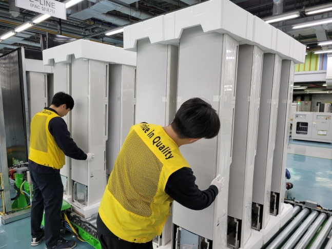 광주광역시 광산구에 위치한 삼성전자 광주사업장에서 직원들이 '비스포크 무풍에어컨 갤러리'를 생산하고 있다. 2024.4.25 사진=삼성전자 제공