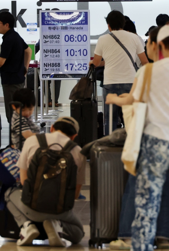 지난 6월 21일 김포공항에서 일본행 승객들이 출국 수속을 하고 있다. 올해 1∼5월 한국과 일본을 오간 항공 승객 수가 1천15만6796명으로 역대 최다를 기록했다. 작년 동기 대비 46.2% 증가한 수치다. 사진