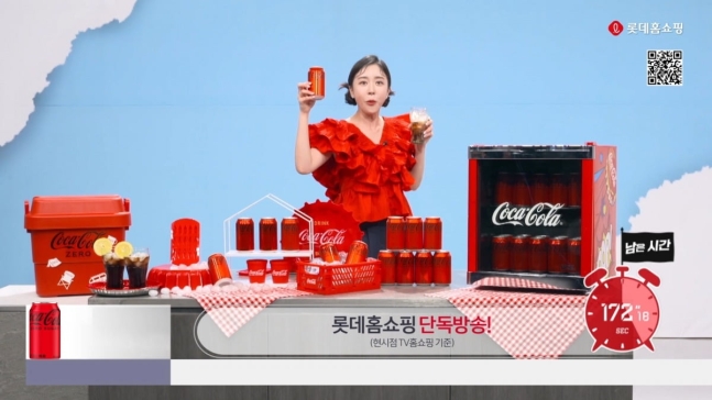 롯데홈쇼핑의 방송에서 진행자가 코카콜라를 선보이고 있다.  사진=한국경제신문