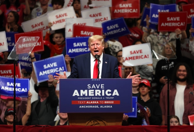 사진은 2022년 미국 알레스카주에서 '세이브 아메리카' 연설을 진행한 도날드 트럼프 전 미국 대통령./연합뉴스
