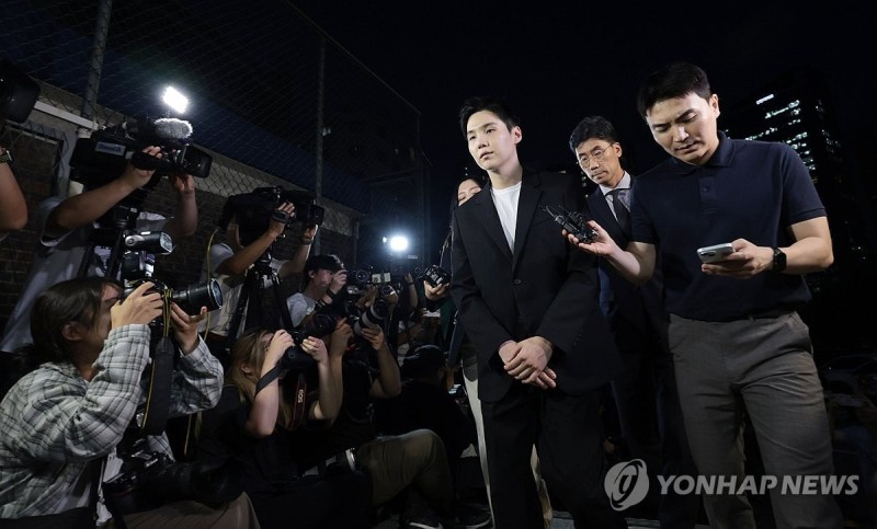 '음주운전' <b>슈가</b> 3시간 넘게 경찰조사 "정말 죄송하다"