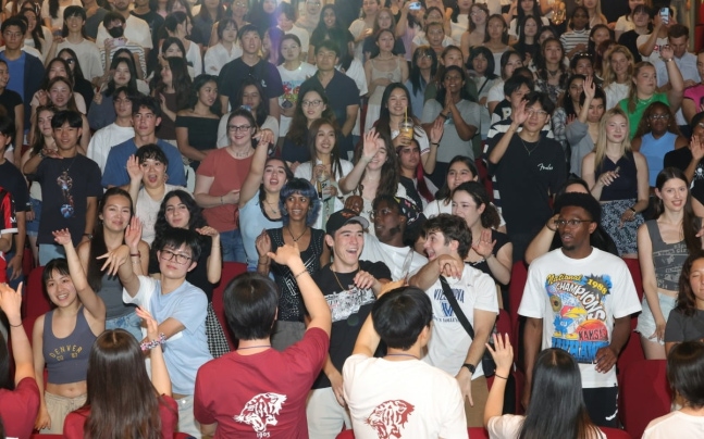 지난 6월 26일 서울 안암동 고려대 인촌기념관에서 '2024 국제하계대학(ISC) 입학식 및 오리엔테이션'에 참석한 외국인 학생들이 응원을 배우고 있다. 사진=한국경제신문