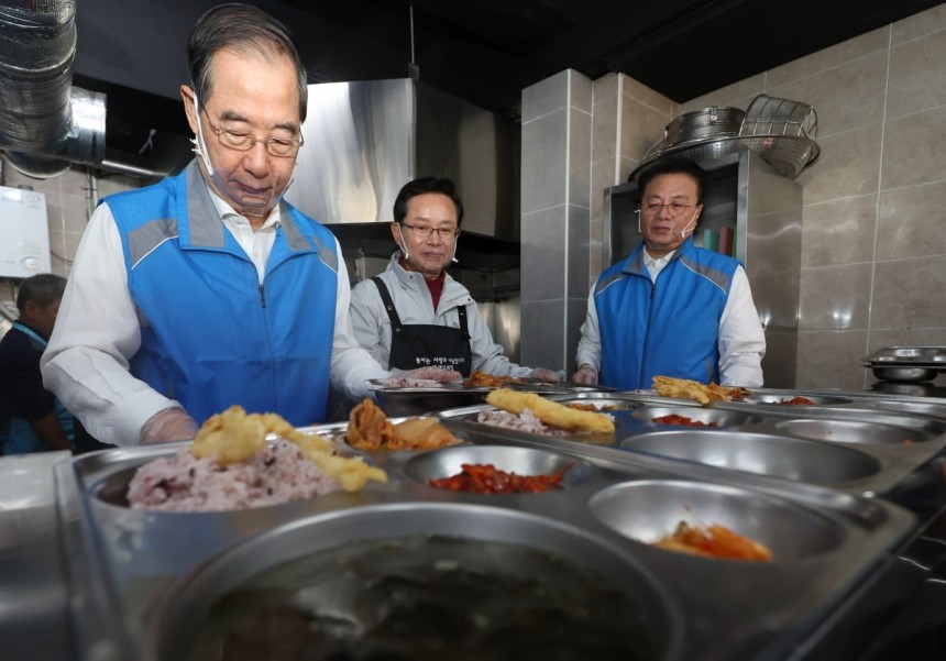 2024년 11월 19일 서울 영등포구의 한 무료급식소를 찾아 배식 봉사활동을 하는 한덕수 대통령 권한대행. 사진=연합뉴스