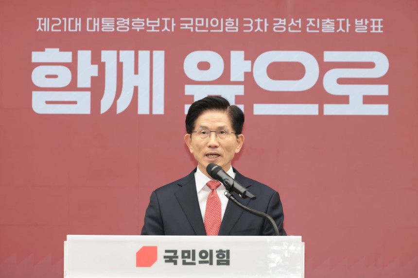 국민의힘 김문수 대선 경선 후보가 29일 오후 서울 여의도 중앙당사에서 열린 제21대 대통령후보자 선출을 위한 3차 경선 진출자 발표에서 승리와 화합을 위한 메세지를 발표하고 있다. 2025.04.29. 사진=한국경