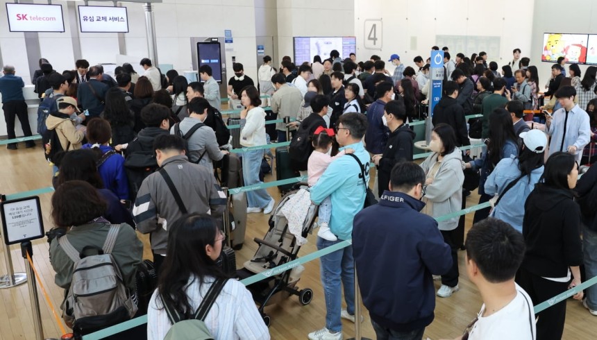 5월 1일부터 엿새간 이어지는 황금연휴를 앞둔 30일 인천국제공항 제1여객터미널 SK텔레콤 로밍센터에서 출국자들이 유심 교체를 위해 대기하고 있다.  사진=연합뉴스