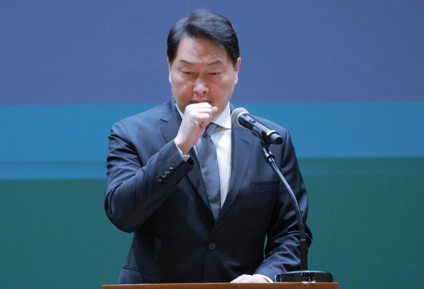 최태원 SK그룹 회장이 7일 서울 중구 SKT타워에서 열린 유심 정보 유출 관련 일일 브리핑에 참석, SK텔레콤에서 일어난 해킹 피해에 대해 사과하고 있다./연합뉴스