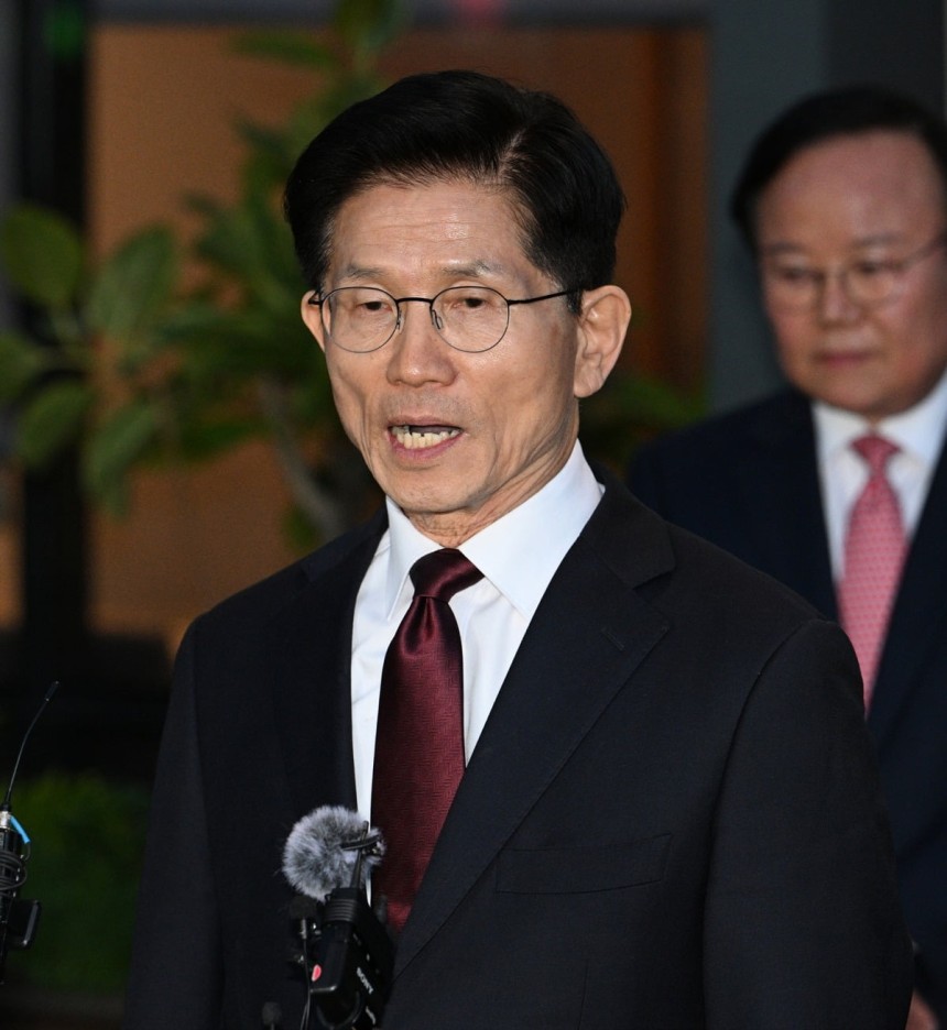 김문수 국민의힘 대선 후보가 7일 서울 종로구의 한 식당에서 한덕수 무소속 대선 예비후보와의 단일화 관련 회동을 마친 후 입장을 밝히고 있다. 사진=뉴스1