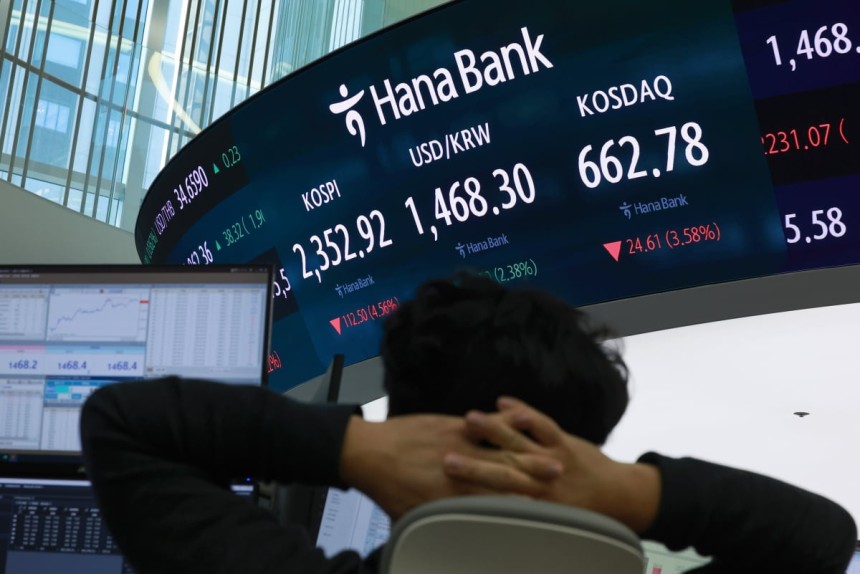 지난 4월 서울 중구 하나은행 본점 딜링룸에서 딜러들이 업무를 보고 있다./사진=연합뉴스