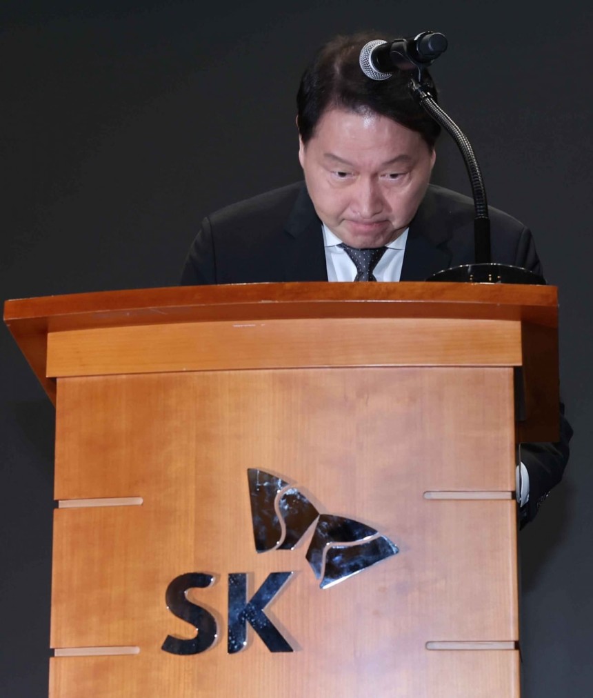 최태원 SK그룹 회장이 5월 7일 오전 서울 중구 SK텔레콤 T타워 SUPEX홀에서 SK텔레콤의 해킹 사고와 관련해 대국민 사과를 하고 있다. 사진=김범준 한국경제신문 기자