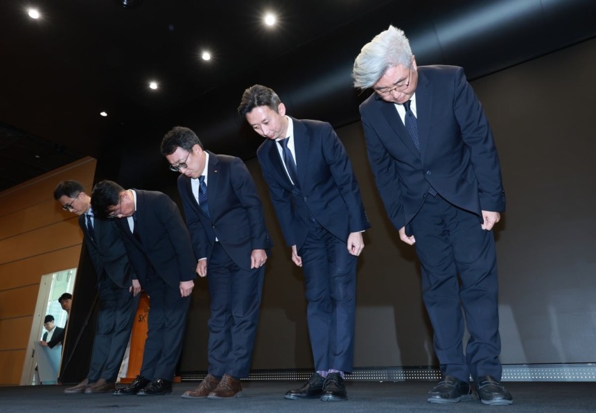 유영상 SK텔레콤 대표와 경영진들이 4월 25일 서울 중구 SKT타워에서 SK텔레콤 이용자 유심(USIM) 정보가 해커 공격으로 유출된 것과 관련해 고개 숙여 사과하고 있다.사진=연합뉴스