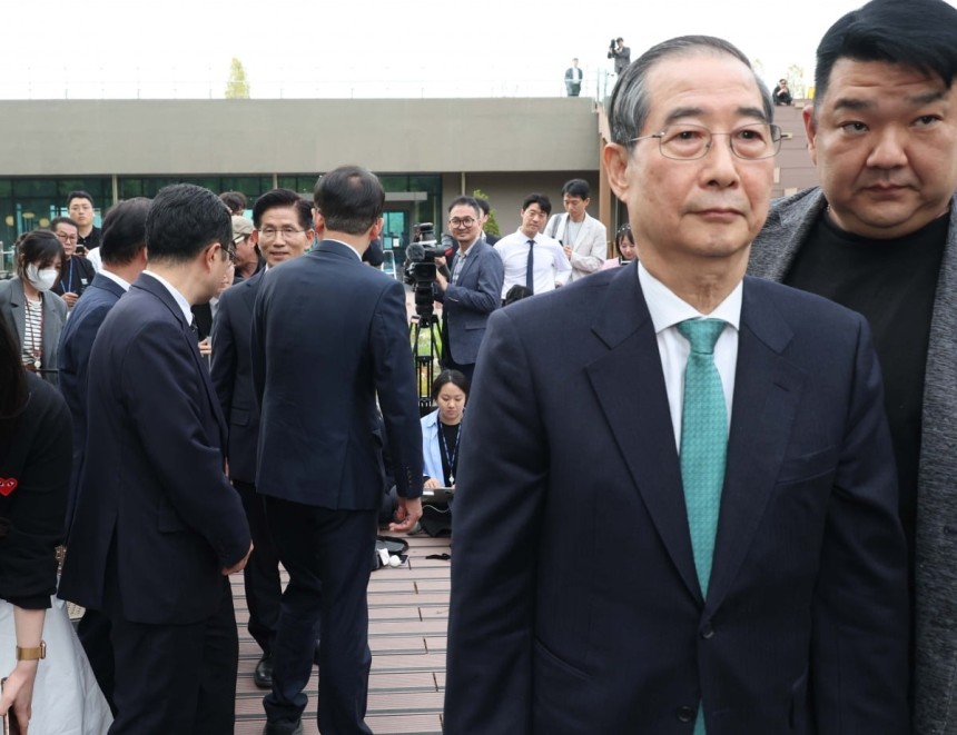 김문수 국민의힘 대통령 후보와 한덕수 무소속 대선 예비후보가 8일 서울 여의도 국회 강변서재에서 후보 단일화 관련 공개 회동을 마친 후 회담장을 나서고 있다.사진=김범준 한국경제신문 기자
