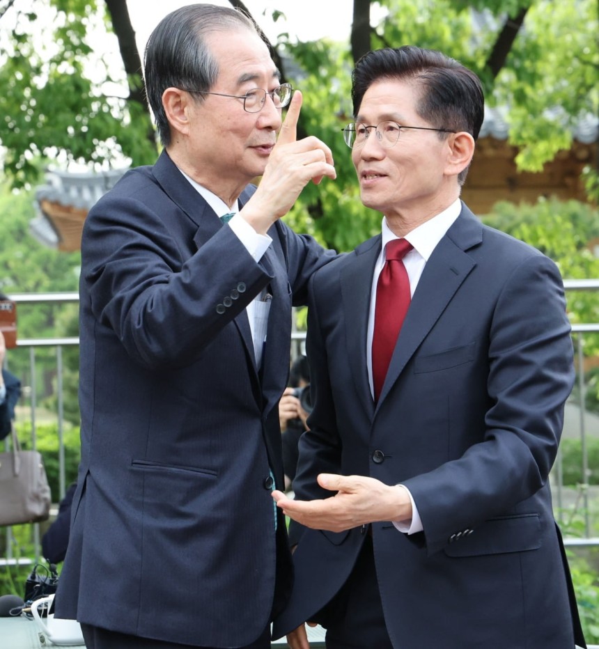 김문수 국민의힘 대통령 후보와 한덕수 무소속 대선 예비후보가 5월 8일 서울 여의도 국회 강변서재에서 후보 단일화 관련 공개 회동을 하고 있다.사진=김범준 한국경제신문 기자