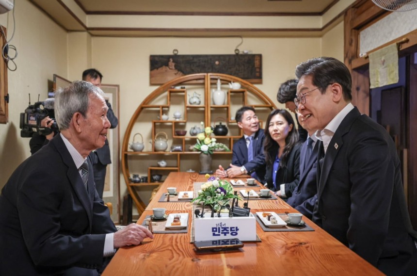 영남 신라벨트 골목골목 경청투어에 나선 더불어민주당 이재명 대선 후보가 10일 경남 진주시의 한 찻집에서 진주 지역 독지가 김장하 선생을 만나 인사를 하고 있다. 사진=더불어민주당 제공