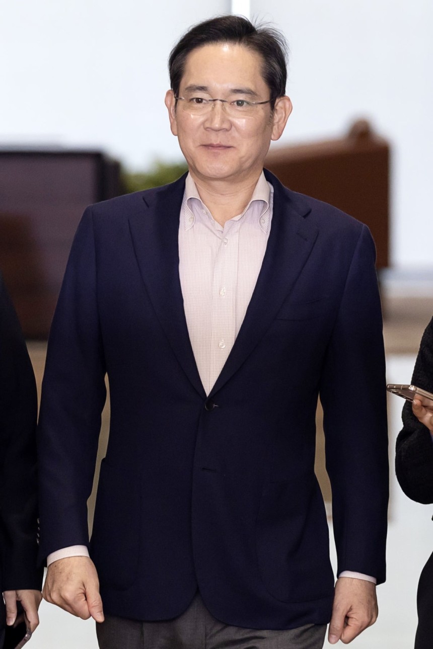 일본 출장을 마친 이재용 삼성전자 회장이 4월 9일 강서구 서울김포비즈니스항공센터(SGBAC)를 통해 귀국하고 있다.사진=연합뉴스