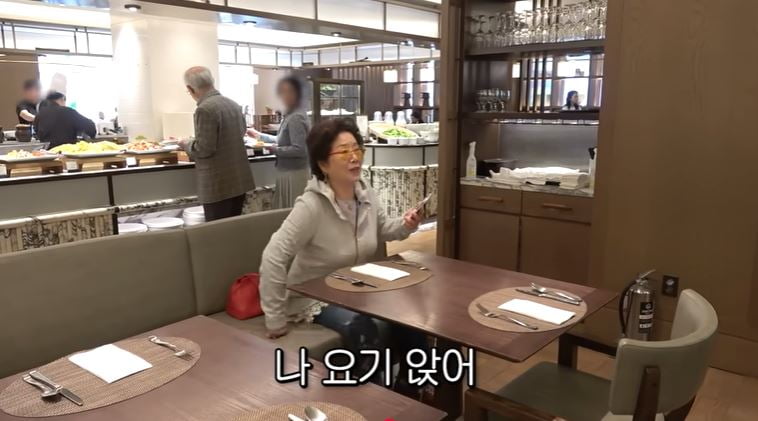 방송인 선우용여가 유튜브에서 풀만 서울 엠버서더 호텔에서 조식 서비스를 이용한다고 밝혔다. 화면은 유튜브 동영상 갈무리.