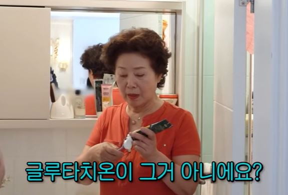 선우용여가 협찬 받은 LG생건 치약 제품(죽염 메디케어 글루타치온) 사용 모습을 유튜브 동영상에서 보여주고 있다. 유튜브 동영상 갈무리.