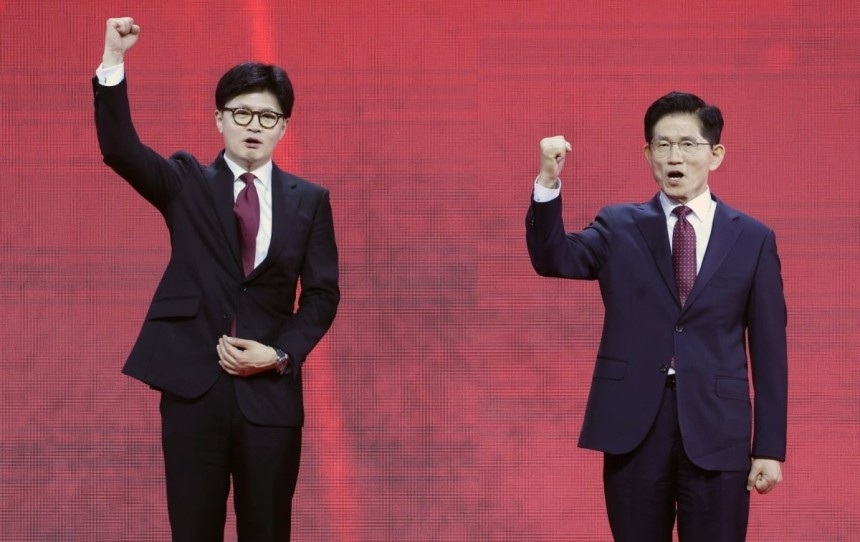 한동훈(왼쪽) 전 국민의힘 대표와 김문수 대선후보.  사진=김범준 한국경제신문 기자