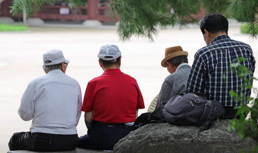 29일 서울 종로구 탑골공원에서 노인들이 휴식하고 있다./사진=한국경제신문