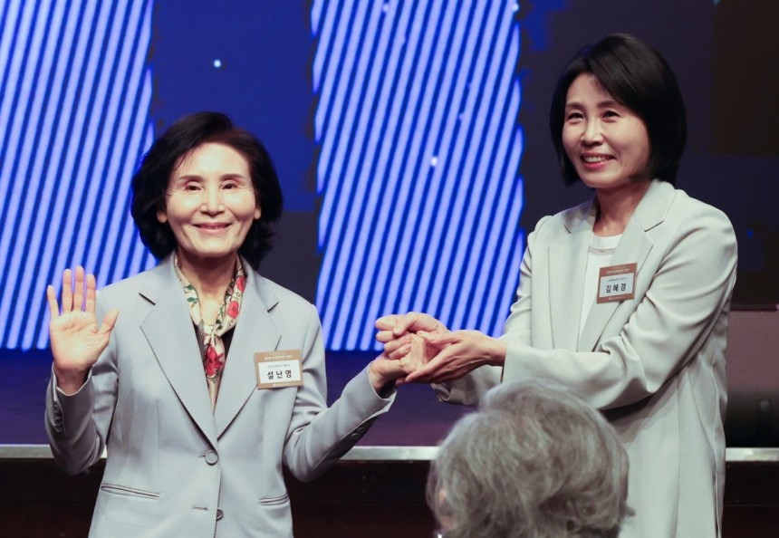 5월 12일 서울 중구 신라호텔에서 열린 '중앙신도회 창립70주년 기념식'에서 이재명 더불어민주당 대선 후보의 배우자 김혜경 씨와 김문수 국민의힘 대선 후보의 배우자 설난영 씨가 악수하고 있다. 사진=이솔 한국경제신