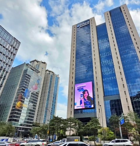 서울 중구 우리금융 디지털센터(왼쪽)와 우리금융 본사 모습. 우리금융은 우리금융 디지털타워를 포함한 부동산 자산 매각을 준비하고 있다. 사진=우리금융지주