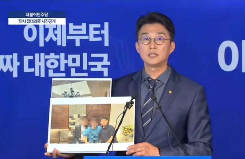 더불어민주당 노종면 선대위 대변인이 19일 서울 여의도 당사에서 "윤석열 전 대통령의 내란 혐의 사건 재판장인 지귀연 서울중앙지법 부장판사가 유흥업소에서 접대받았다"라는 의혹을 제기하며 관련 사진을 공개하고 있다.(