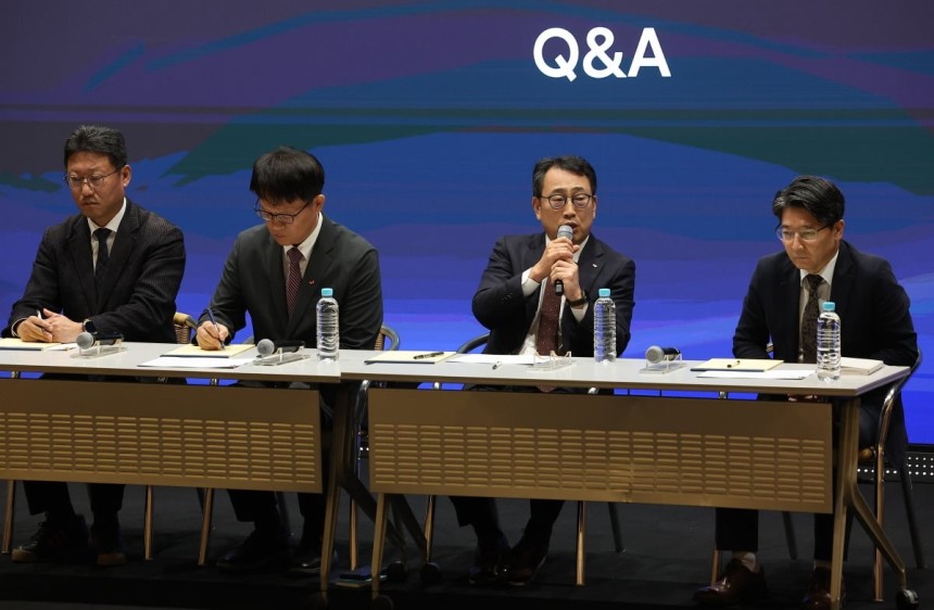 유영상 SK텔레콤 대표이사(왼쪽 세번째)를 포함한 경영진들이 2일 서울 중구 SKT타워에서 열린 유심 정보 유출 관련 일일 브리핑에서 취재진의 질문에 답하고 있다.  사진=연합뉴스