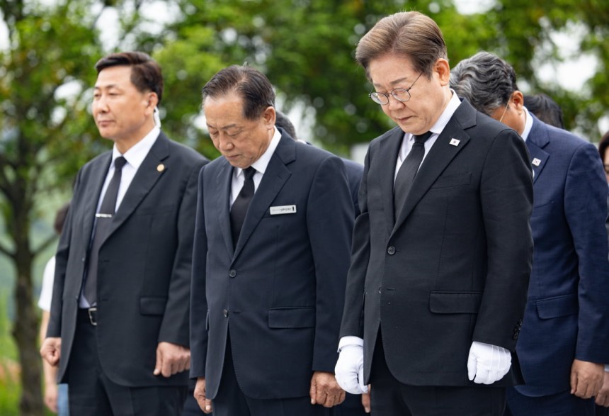 더불어민주당 이재명 대선 후보가 23일 경남 김해시 진영읍 봉하마을을 방문해 노무현 전 대통령 묘역에서 묵념하고 있다. 사진=[공동취재]