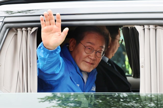 이재명 더불어민주당 대선 후보가 24일 경기 안양시 동안구 평촌중앙공원에서 집중유세를 마친 뒤 차창 밖으로 손을 흔들고 있다. 사진=연합뉴스