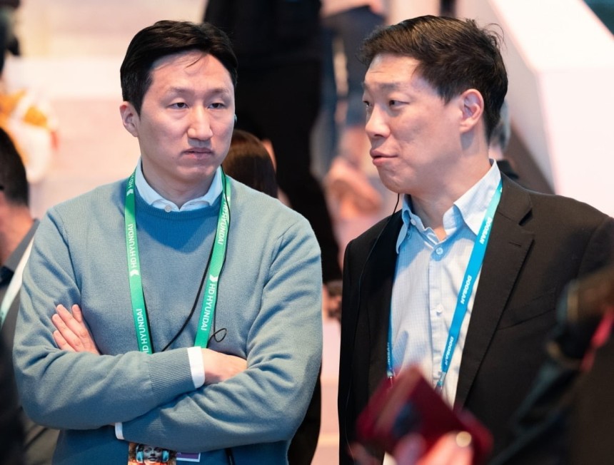 정기선 HD현대 부회장(왼쪽)과 박진원 두산밥캣 코리아 부회장이 2024년 1월 9일(현지 시간) 미국 네바다주 라스베이거스 컨벤션센터(LVCC)에서 열린 세계 최대 가전·IT(정보기술) 전시회 'CES 2024'에