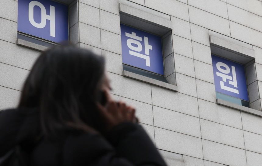 대치동 학원가에서 학생과 학부모들이 발걸음을 옮기고 있다. 사진=이솔 한국경제신문 기자
