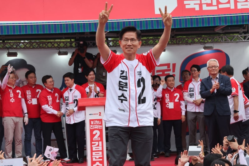 “60대 성인이 중학생 <b>폭행</b>” 김문수 <b>유세차 운전자</b> 입건