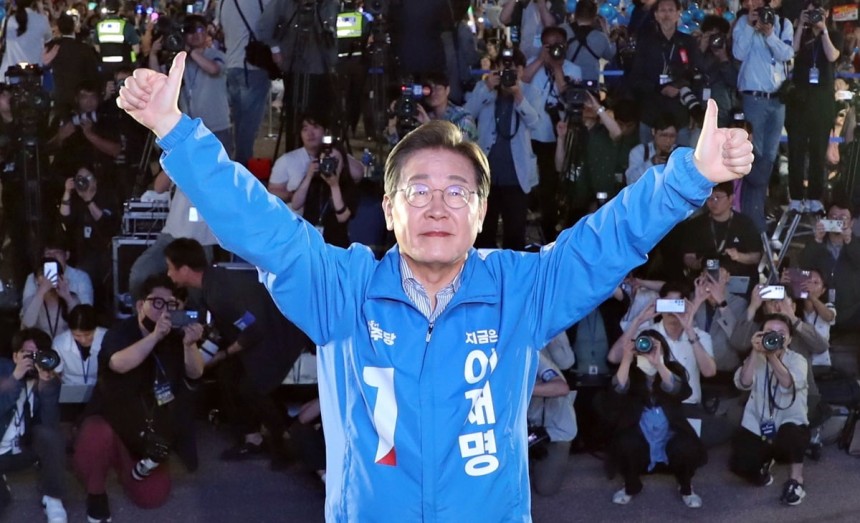 이재명 더불어민주당 대통령 후보가 제21대 대통령선거를 하루 앞둔 2일 오후 서울 영등포구 여의도공원에서 열린 마지막 유세에서 엄지 손가락을 치켜들고 있다.  사진=강은구 한국경제신문 기자