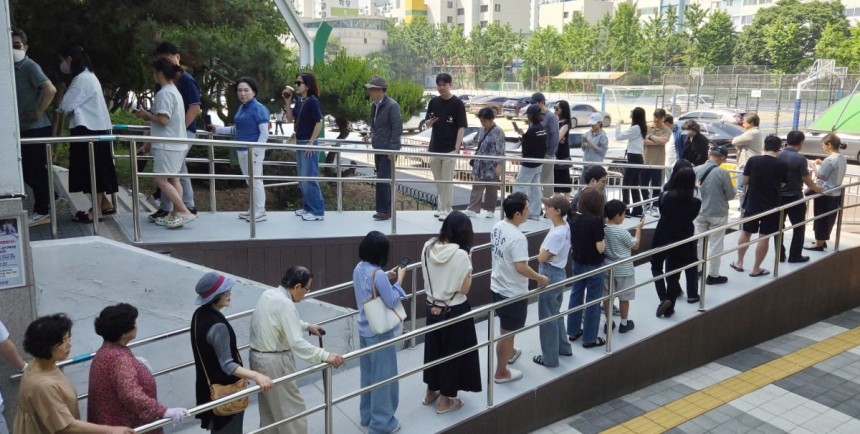 제21대 대통령선거일인 3일 서울 영등포구 여의도중학교에 마련된 여의도제4투표소에서 시민들이 투표를 위해 줄 서 있다. 사진=연합뉴스