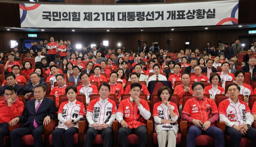3일 서울 여의도 국회 도서관에 마련된 국민의힘 개표 상황실에서 선대위원장들이 제21대 대통령 선거 방송3사 출구조사 결과를 보고 있다. (왼쪽부터)  윤상현, 손학규, 양향자, 안철수, 김용태, 나경원, 권성동, 