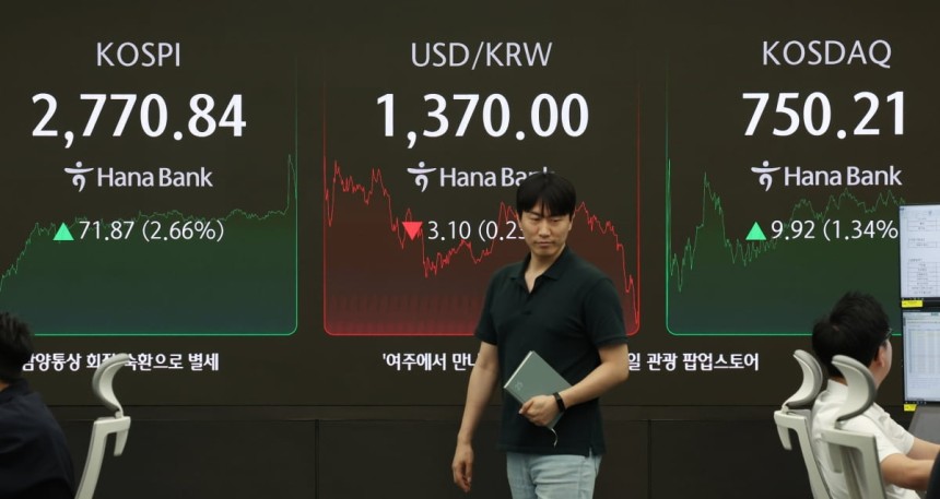 이재명 대통령 취임 첫날인 4일 오후 서울 중구 하나은행 본점 딜링룸 전광판에 증시가 표시되고 있다./사진=한국경제신문