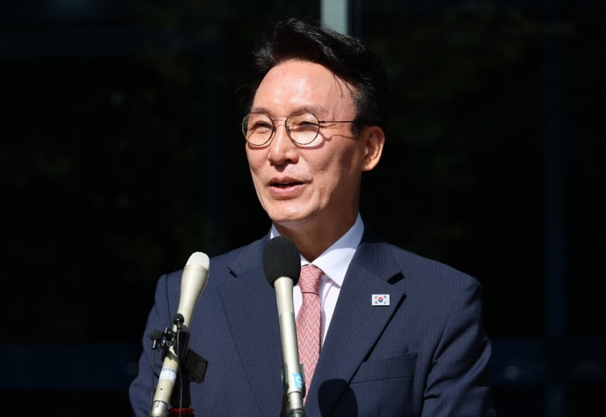 김민석 국무총리 지명자가 5일 서울 종로구 통의동 금융감독연수원에 마련된 인사청문회 준비 사무실로 첫 출근을 하며 취재진 질문에 답하고 있다. 사진=연합뉴스