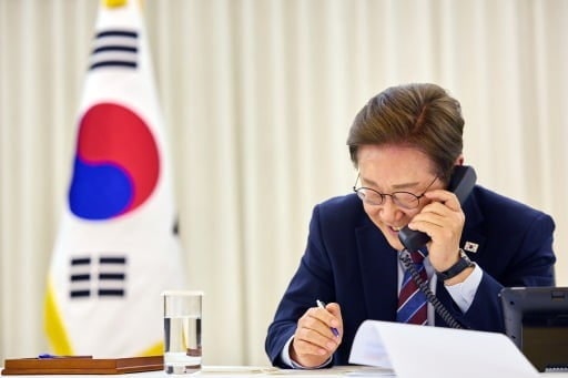 <b>이재명</b>-<b>트럼프 첫</b> 정상 <b>통화</b>…“한미동맹 중요성 언급”