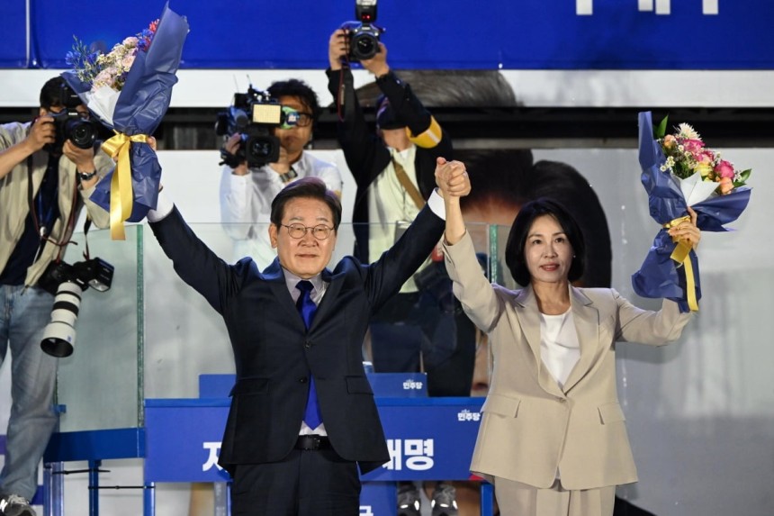이재명 대통령이 6월 4일 제21대 대통령 당선 확정 직후 서울 여의도 국회 앞에서 지지자들의 환호에 화답하고 있다. 사진=강은구 한국경제신문 기자