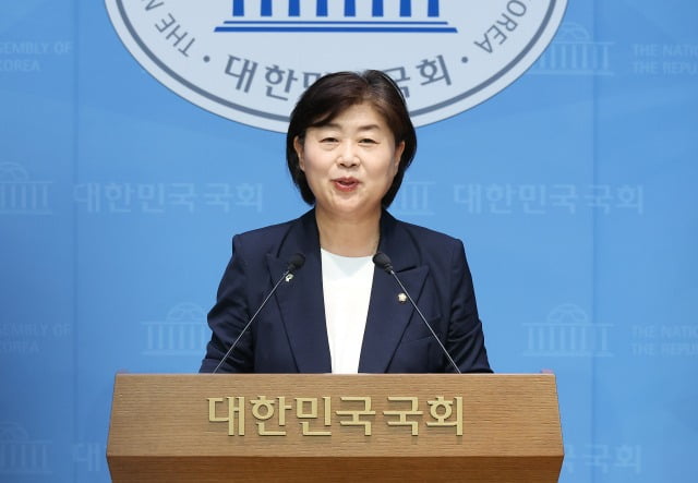 더불어민주당 차기 원내대표 선거에 출마한 서영교 의원이 8일 서울 여의도 국회 소통관에서 현안 관련 기자회견을 열고 발언하고 있다.  사진=연합뉴스