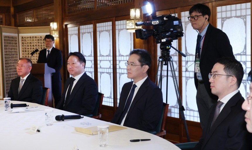 한덕수 전 대통령 권한대행 국무총리 주재로 지난 4월 1일 서울 종로구 삼청동 총리공관에서 열린 경제안보전략TF 회의에 참석한 정의선 현대차그룹 회장, 최태원 SK그룹 회장, 이재용 삼성전자 회장, 구광모 LG그룹 